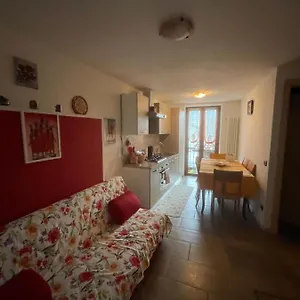 La Casa Di Pucci Nel Borgo Affrescato Di Parlasco Cortenova